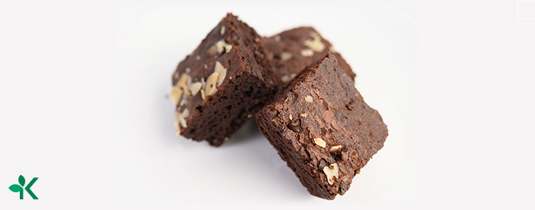 Brownies de chocolate con cacao listos para servirse