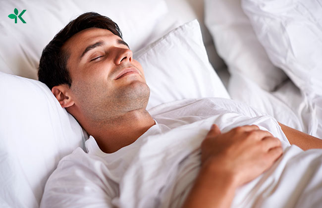 La imagen muestra a un hombre durmiendo cómodamente