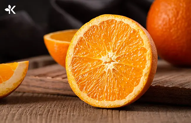 Naranjas maduras cortadas