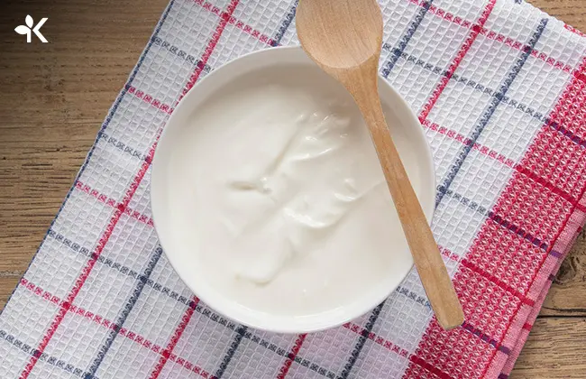 Plato con yogurt natural