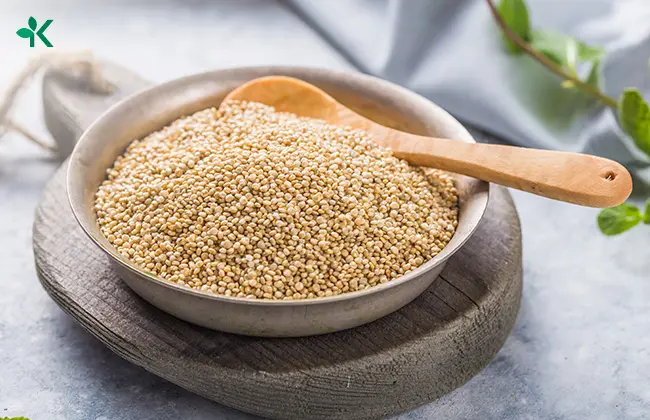 Recipiente que contiene semillas de quinoa