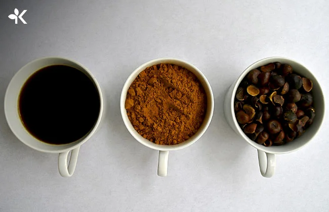 Tres tazas con semillas y polvo de capomo para preparar un sustituto de café