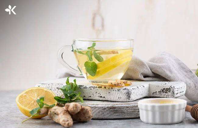 Taza de té elaborada con miel, jengibre y limón