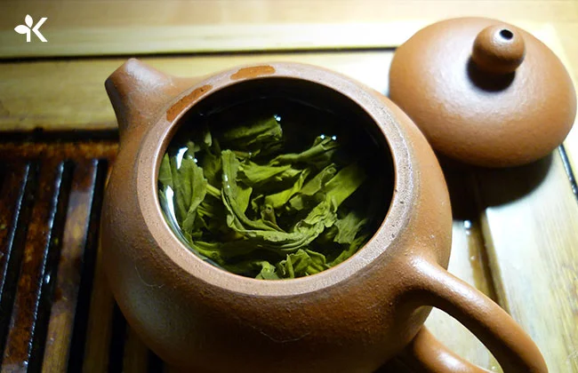 Tetera lista para elaborar té verde
