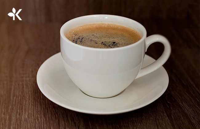 Café americano servido en taza blanca