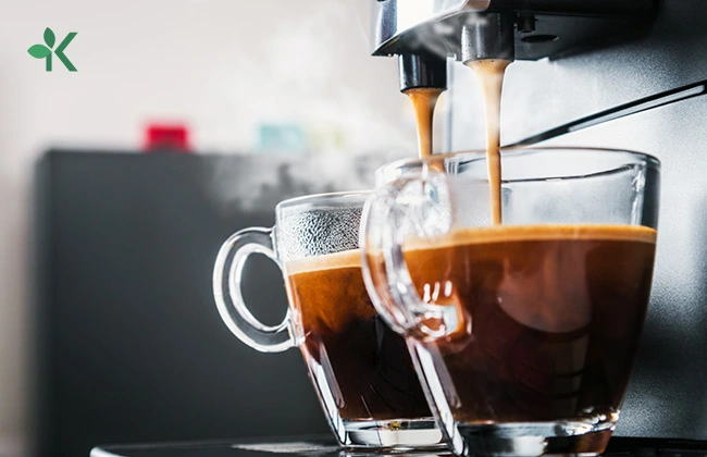 Dos tazas y una máquina de café espresso