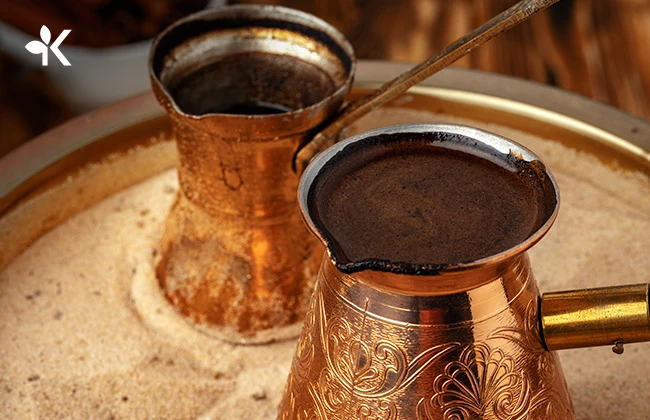 Café turco en cafetera tradicional